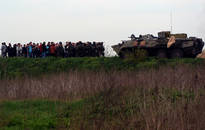 Civilians blocking Tank in slevyansk
