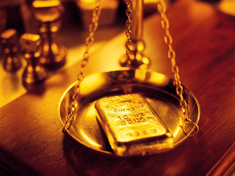 Gold_Bullion_Bar_on_the_Scales