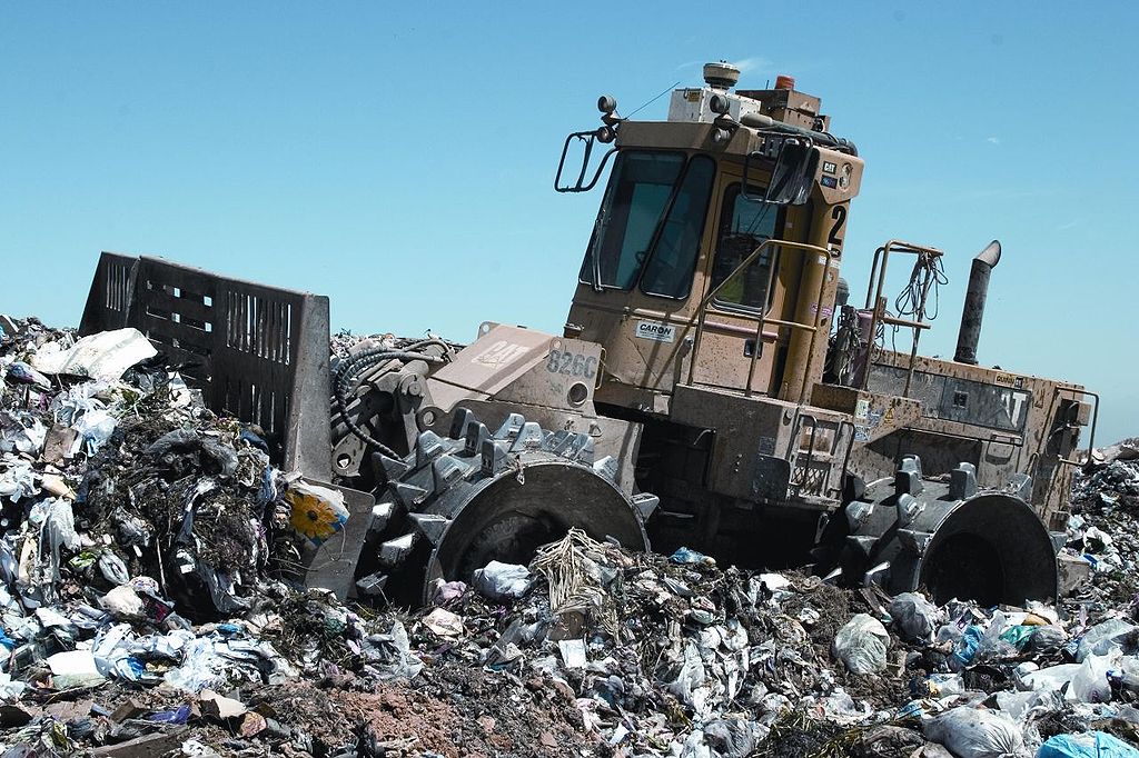 1024px-Landfill_compactor
