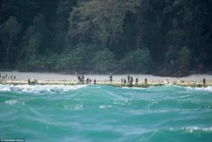 27D0056500000578-3049022-Sentinelese_tribespeople_gather_on_the_shore_of_North_Sentinel_I-a-20_1429631756805