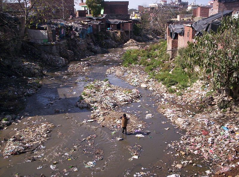 800px-Slum_and_dirty_river