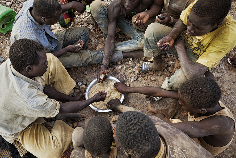 10_African-Children-gold-mine
