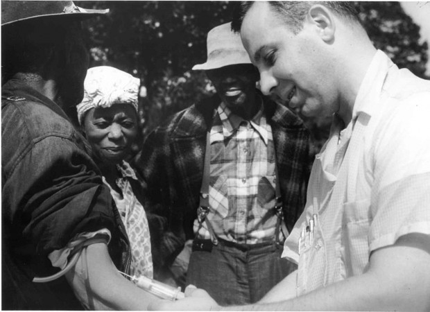 1024px-Tuskegee-syphilis-study_doctor-injecting-subject