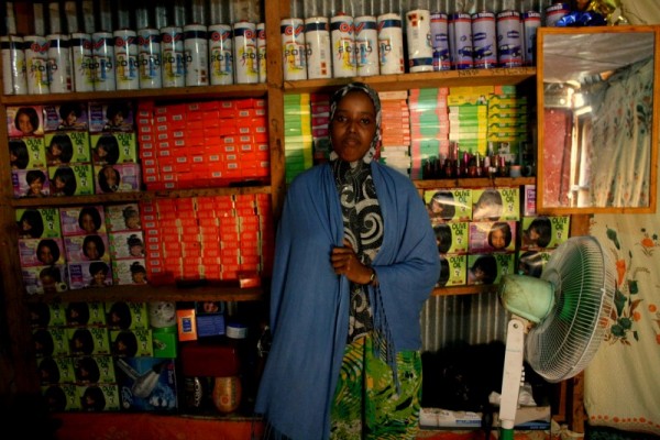 Asha Mohamed, owner of Cadaalo Beauty Salon in Dadaab refugee camp in Kenya. Photo © jo Harrison/Oxfam
