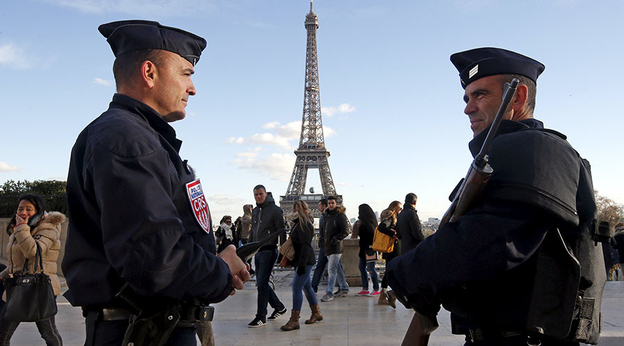 French police officers stand guard by the Eiffel tower a week after a series of deadly attacks in the French capital Paris, France, November 22, 2015. REUTERS/Eric Gaillard