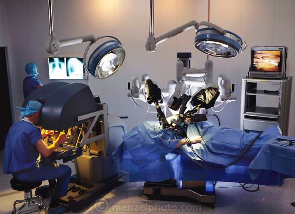 Da Vinci the robot surgeon performing operation