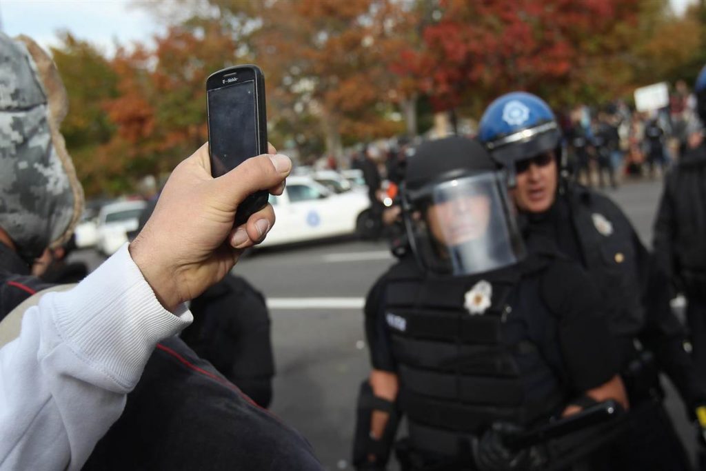 140722-filming-police-cover-1340_f8653fb299543f9ded9510b01a443326.nbcnews-fp-1200-800