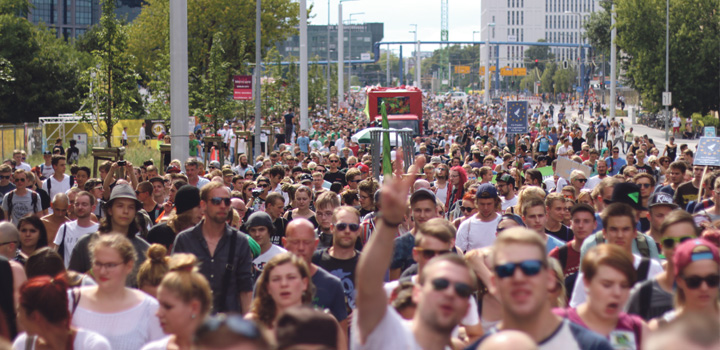hanfparade2014-demo-leute-voll-menschen-party-truck-parade