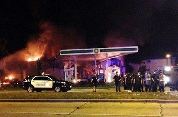 milwaukee-riots-_-gas-station-on-fire