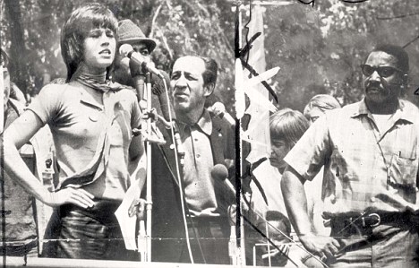 Jane Fonda protesting the Vietnam War                           Credit: The Daily Mail Read More: http://www.trueactivist.com/actress-jane-fonda-will-serve-a-thanksgiving-feast-to-standing-rock-protestors/