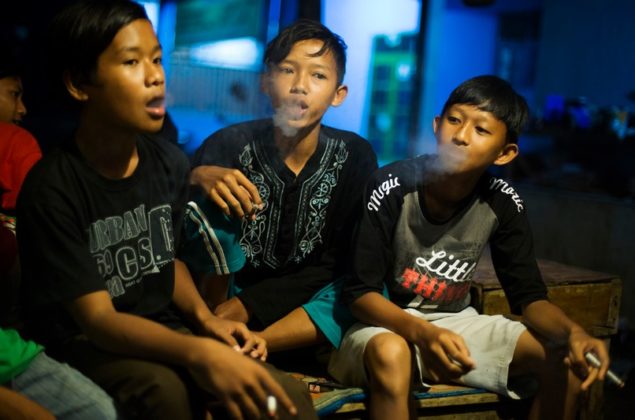 Shocking Photos: Children in Indonesia Smoke like Seasoned Addicts