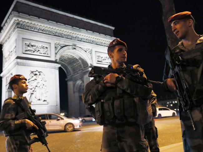 Champs-Élysées Shooting