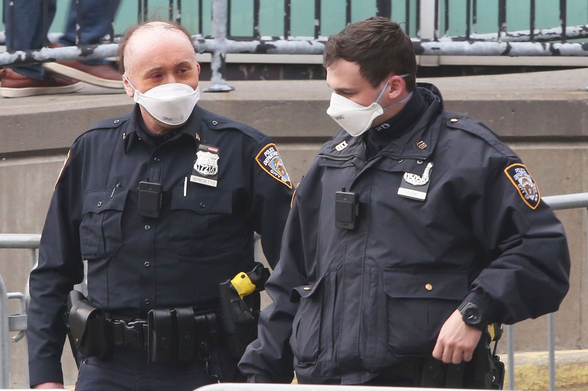 The policeman asked what. Форма полиции Нью-Йорка. Сотрудник полиции Нью Йорка. Американские полицейские в масках. Полицейский в маске Америка.